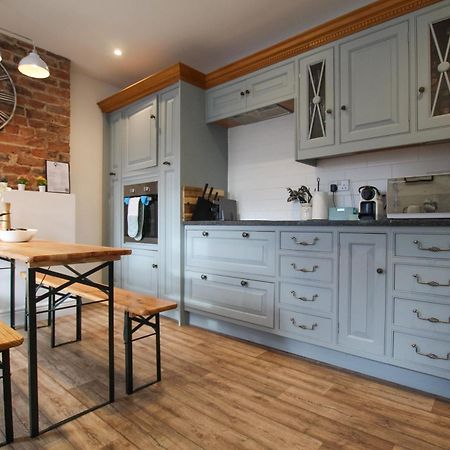Fairways View - Spacious Apartment - Sleeps 6 - Lovely Views - By Rework Accommodation 호이레이크 외부 사진
