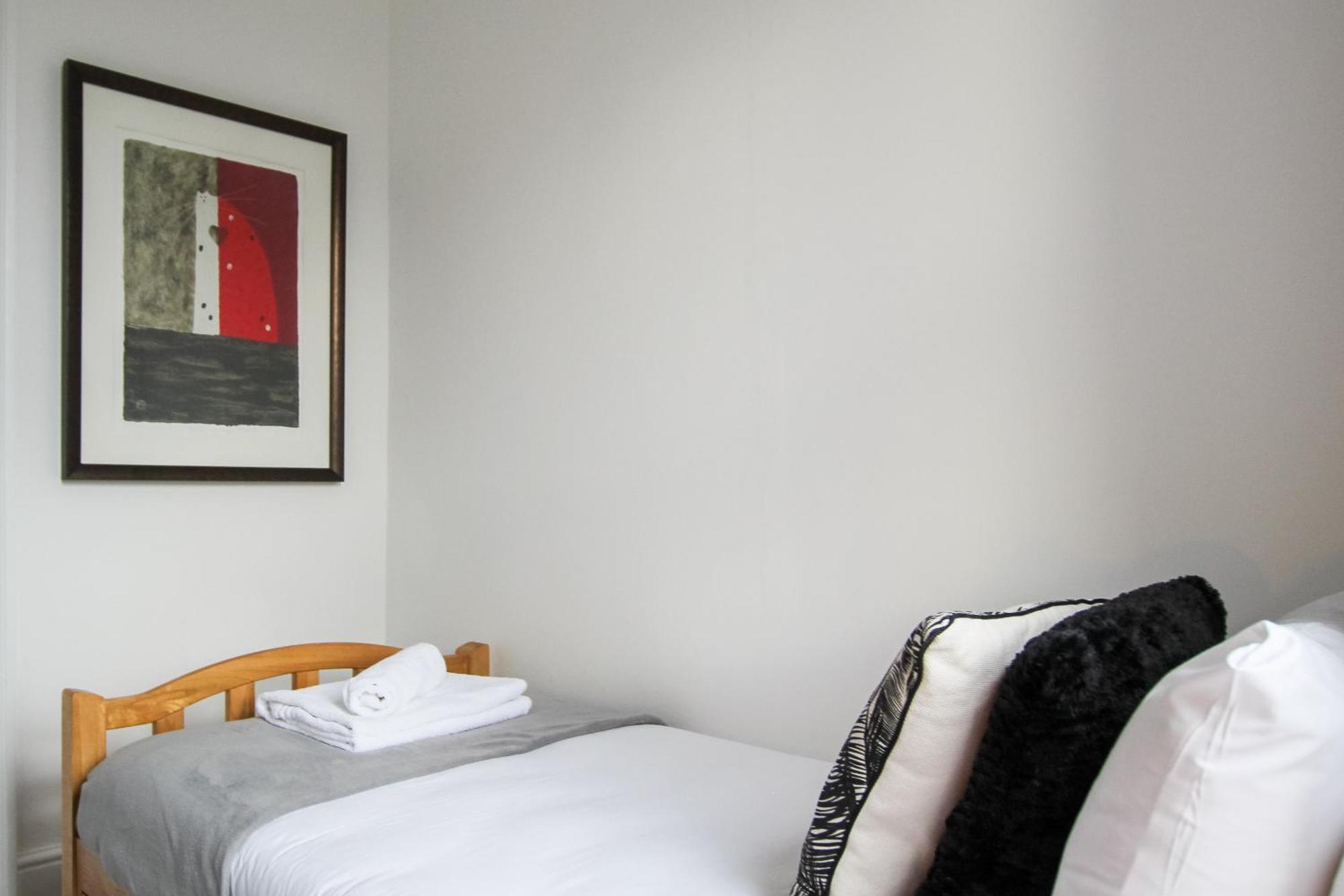 Fairways View - Spacious Apartment - Sleeps 6 - Lovely Views - By Rework Accommodation 호이레이크 외부 사진