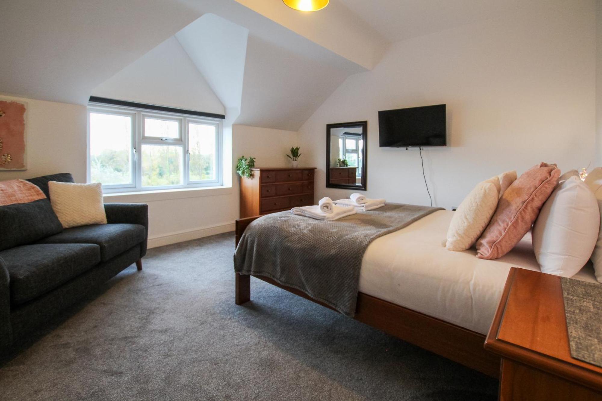 Fairways View - Spacious Apartment - Sleeps 6 - Lovely Views - By Rework Accommodation 호이레이크 외부 사진