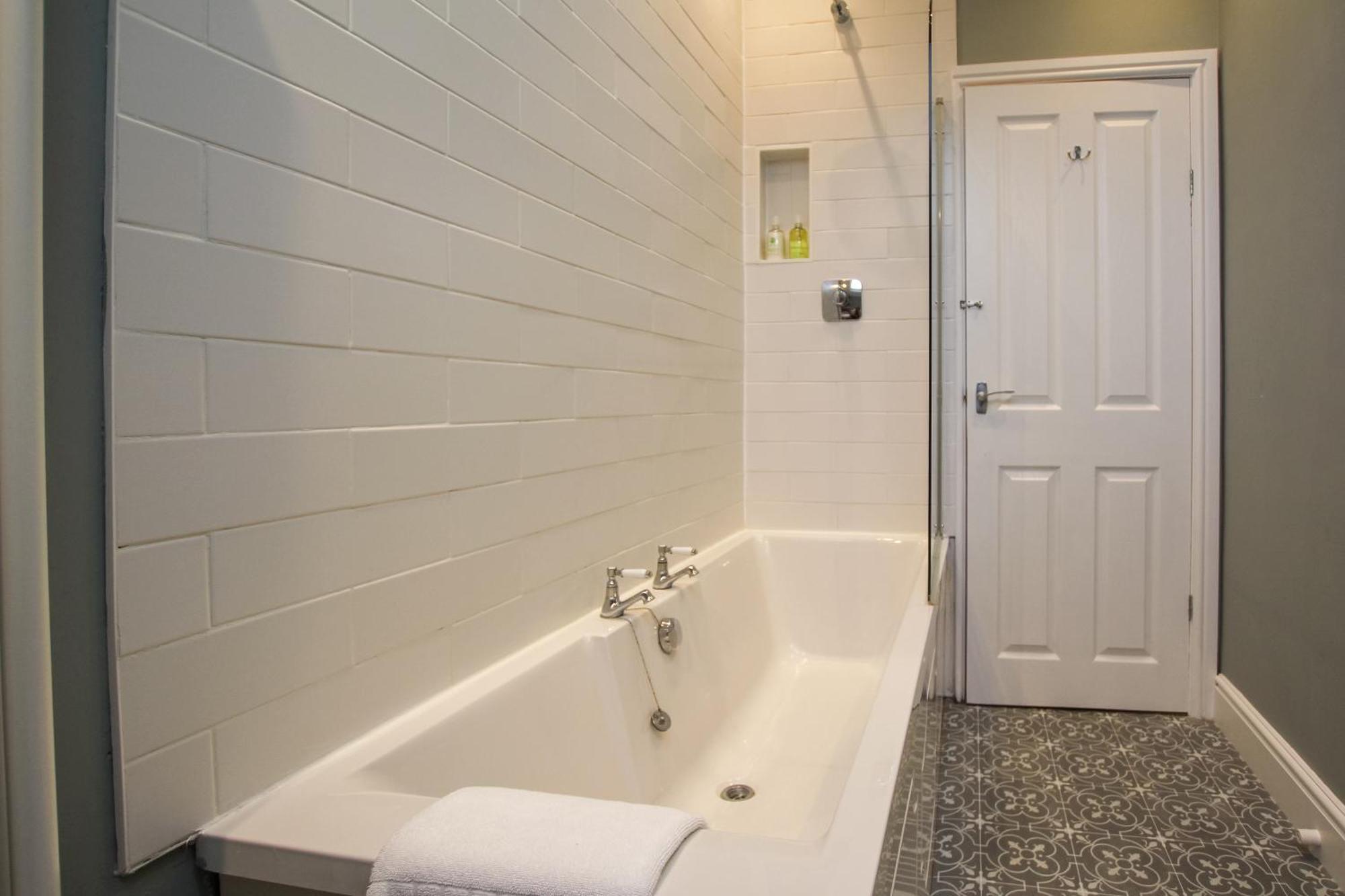Fairways View - Spacious Apartment - Sleeps 6 - Lovely Views - By Rework Accommodation 호이레이크 외부 사진