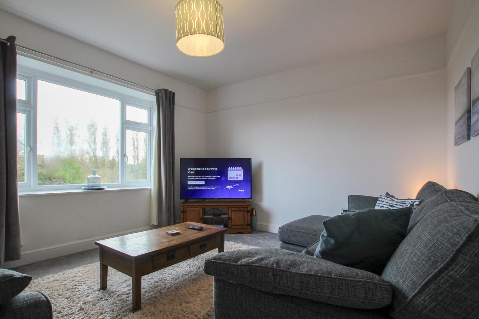 Fairways View - Spacious Apartment - Sleeps 6 - Lovely Views - By Rework Accommodation 호이레이크 외부 사진